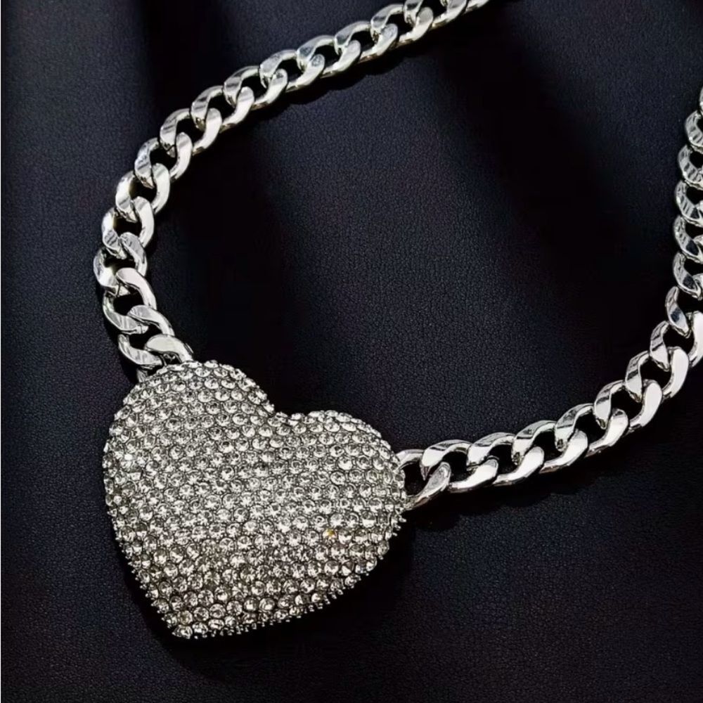 🩶 NEW Sparkling Silver Heart Necklace With stunning Crystal Embellishments 🩶 - Picture 6 of 6